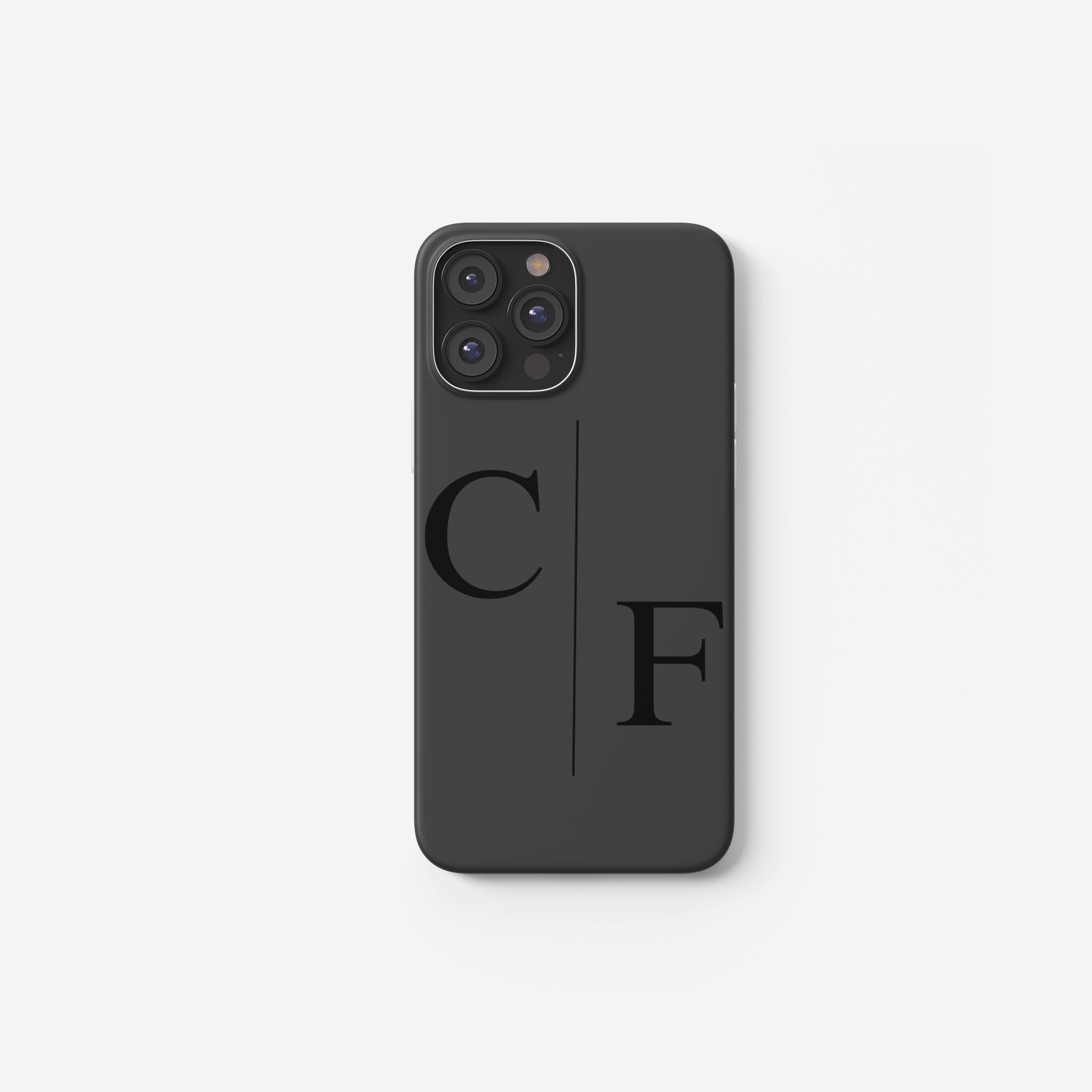 Handyhülle mit Buchstaben-Gravur und Mittelstrich