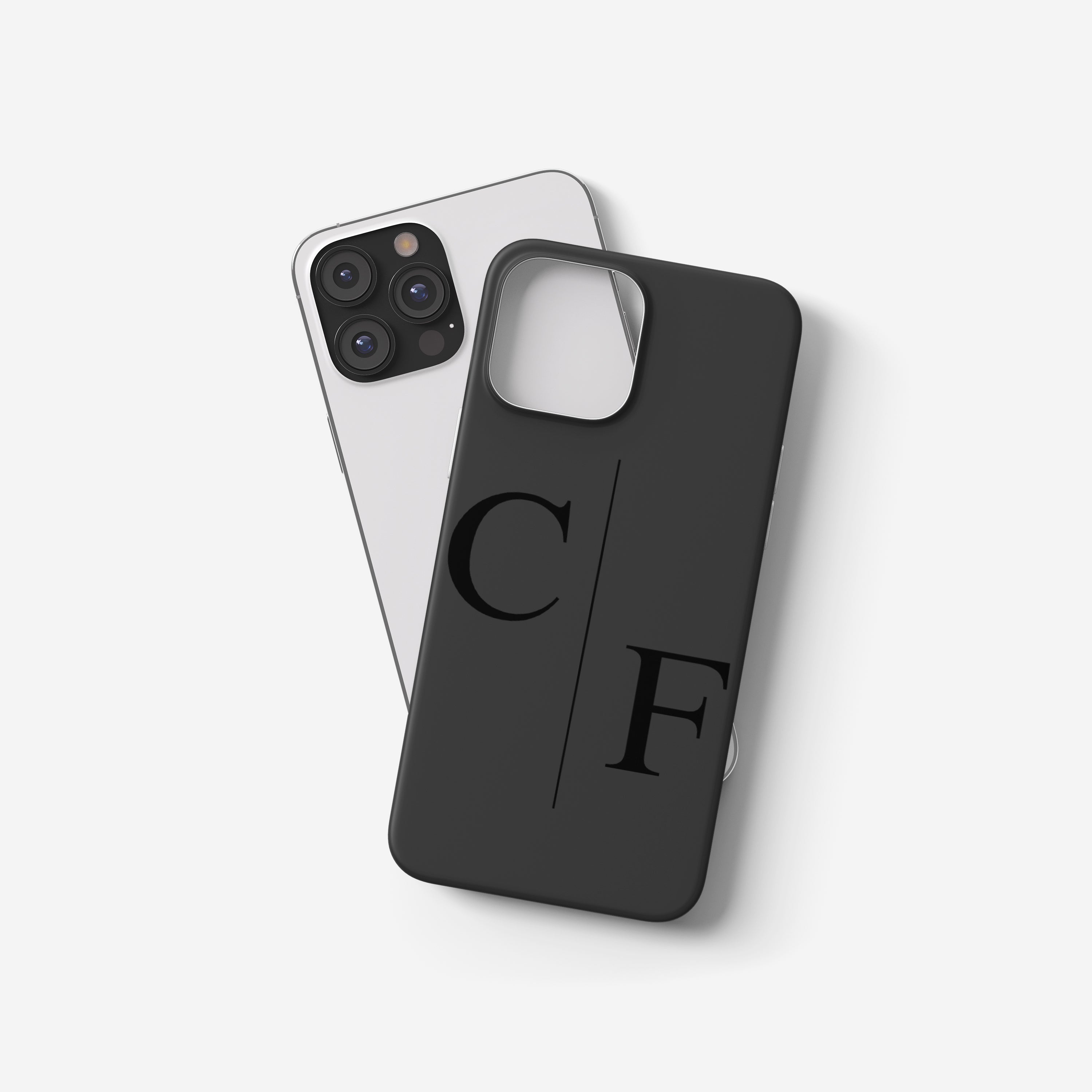 Handyhülle mit Buchstaben-Gravur und Mittelstrich